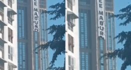 Lo que el viento se llevó: pancarta de “FreeMaduro” salió volando de Parque Central (VIDEO)