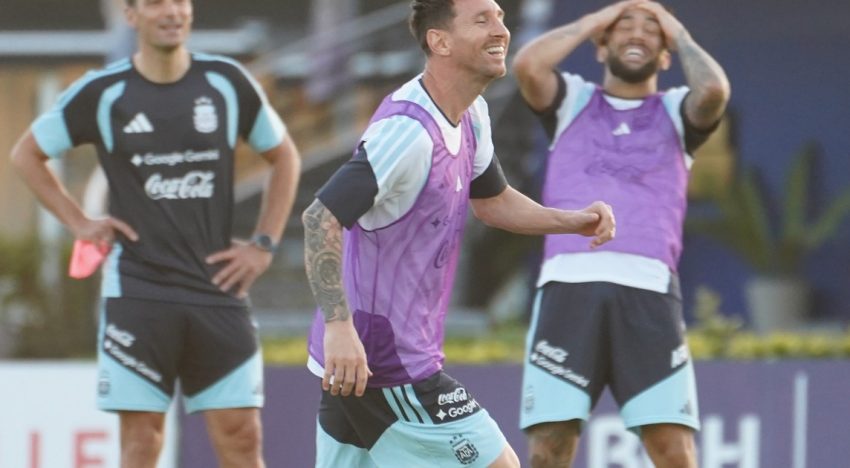 El entrenamiento de la Selección en Ezeiza: las pecheras que repartió Scaloni y dos campeones del mundo en duda para enfrentar a Mauritania