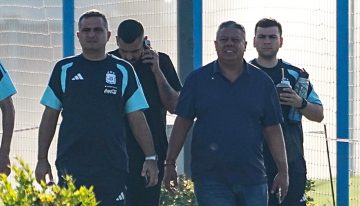 Chiqui Tapia: mate y sonrisas nerviosas mirando a lo lejos el entrenamiento de Messi y la Selección, tras ser procesado