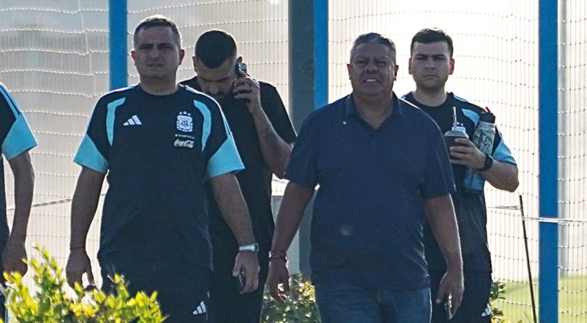 Chiqui Tapia: mate y sonrisas nerviosas mirando a lo lejos el entrenamiento de Messi y la Selección, tras ser procesado