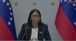 Delcy Rodríguez «dejó el plumero» tras ofrecerse a responder preguntas en foro de Miami (VIDEO)