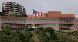 Familias de presos políticos entregaron peticiones a Laura Dogu en la Embajada de EEUU en Caracas