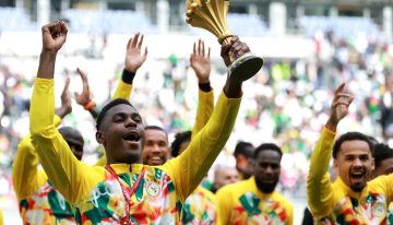 Senegal se paró de manos y paseó ante sus hinchas en París el trofeo de la Copa Africana de Naciones que le quieren sacar