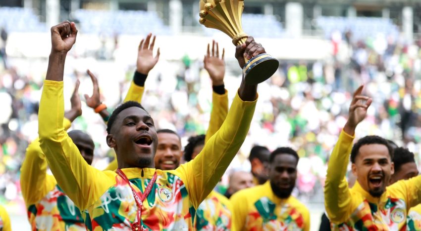 Senegal se paró de manos y paseó ante sus hinchas en París el trofeo de la Copa Africana de Naciones que le quieren sacar