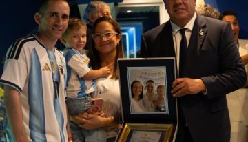 Chiqui Tapia le entregó una camiseta y una plaqueta a Nahuel Gallo en el entretiempo del amistoso de la Selección Argentina