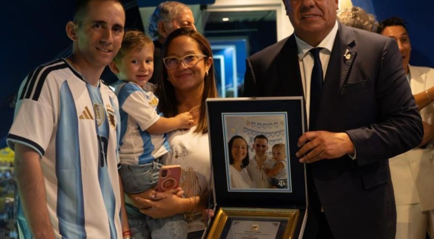 Chiqui Tapia le entregó una camiseta y una plaqueta a Nahuel Gallo en el entretiempo del amistoso de la Selección Argentina