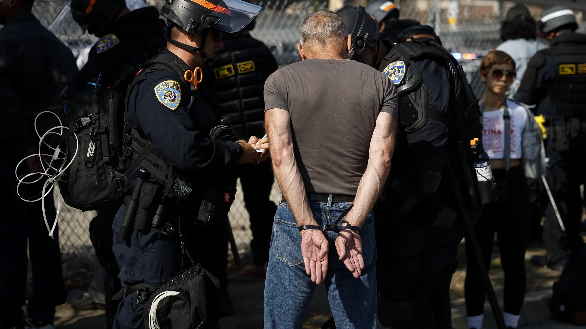 Los Ángeles prohíbe a empleados públicos trabajar para ICE y otras agencias federales de inmigración