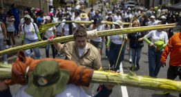Cientos de Palmeros de Chacao bajan de El Ávila para dar inicio a la Semana Santa (FOTOS)