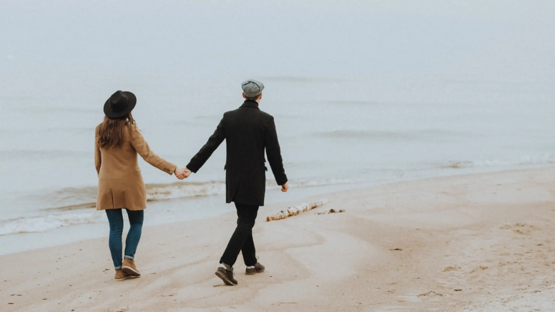 Qué significa que tu pareja camine siempre unos pasos por delante de ti, según la psicología