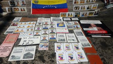 El tiempo corre y la libertad de presos políticos no llega: Familias llevan 77 días de vigilia frente a El Helicoide