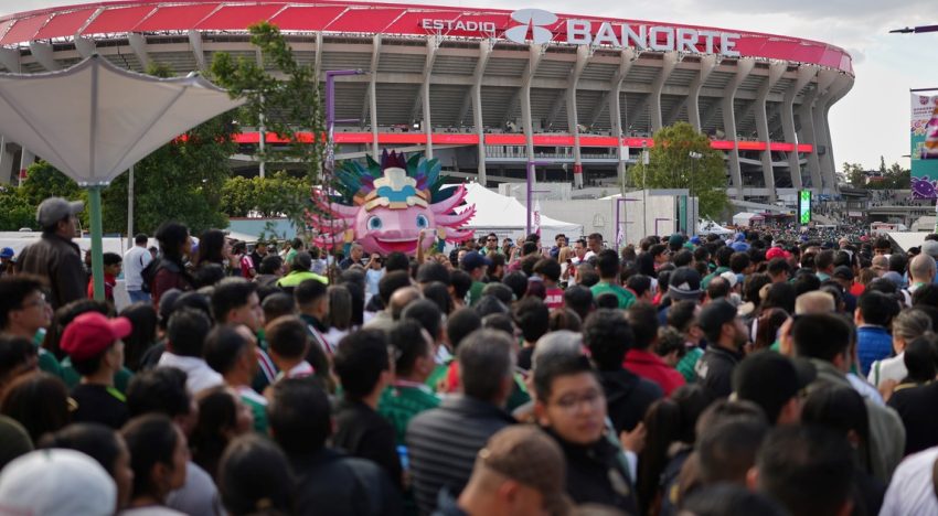 Tragedia en la reapertura del estadio Azteca: un hincha murió tras intentar saltar hacia la zona de palcos