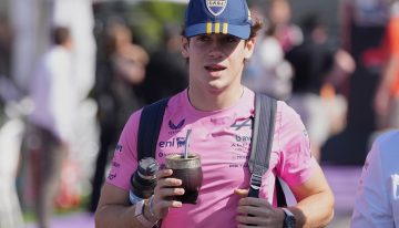 Franco Colapinto llegó al GP de Australia con gorra de Boca y mate: el guiño futbolero antes de su debut como titular en la Fórmula 1
