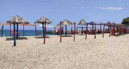 Denuncian terrible daño ambiental para negociar toldos en playas de La Guaira durante Semana Santa (VIDEO)