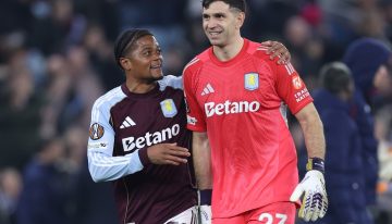 El Dibu Martínez dio un pase de arco a arco que terminó en gol: el saque magistral para salir de contra y poner a correr a los delanteros