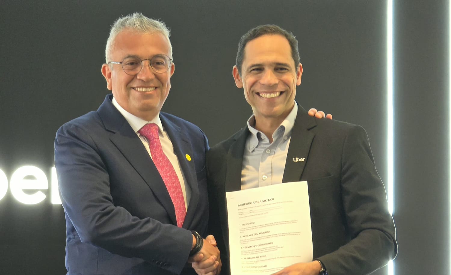 CDATA[
A 13 años de su llegada a México, Uber dio un giro en su relación con el gremio taxista y anunció una alianza con MX Taxi que permitirá solicitar taxis concesionados desde su app. El acuerdo ampliará la oferta de movilidad rumbo al Mundial 2026, pero deja sin resolver la regulación del uso de espacios federales bajo concesión. El acuerdo, presentado como “histórico” por ambas partes, redefine una relación que durante más de una década estuvo marcada por confrontación, litigios y protestas.
![