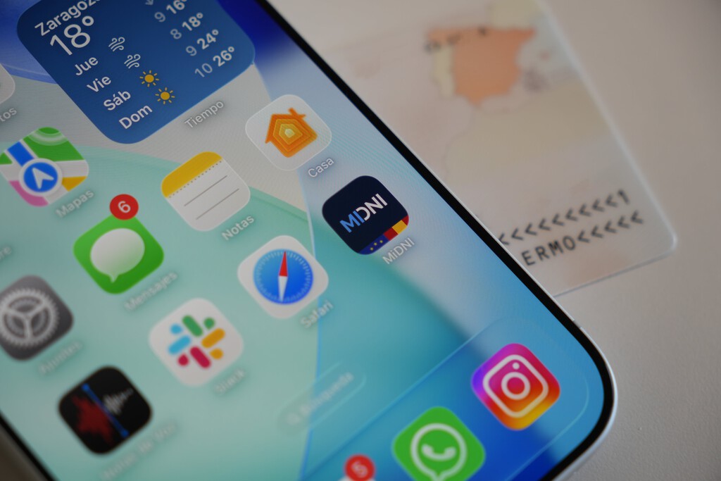 El DNI en el iPhone ha dejado de ser un experimento. A partir de ya tiene validez legal plena y nadie puede negarse a aceptarlo