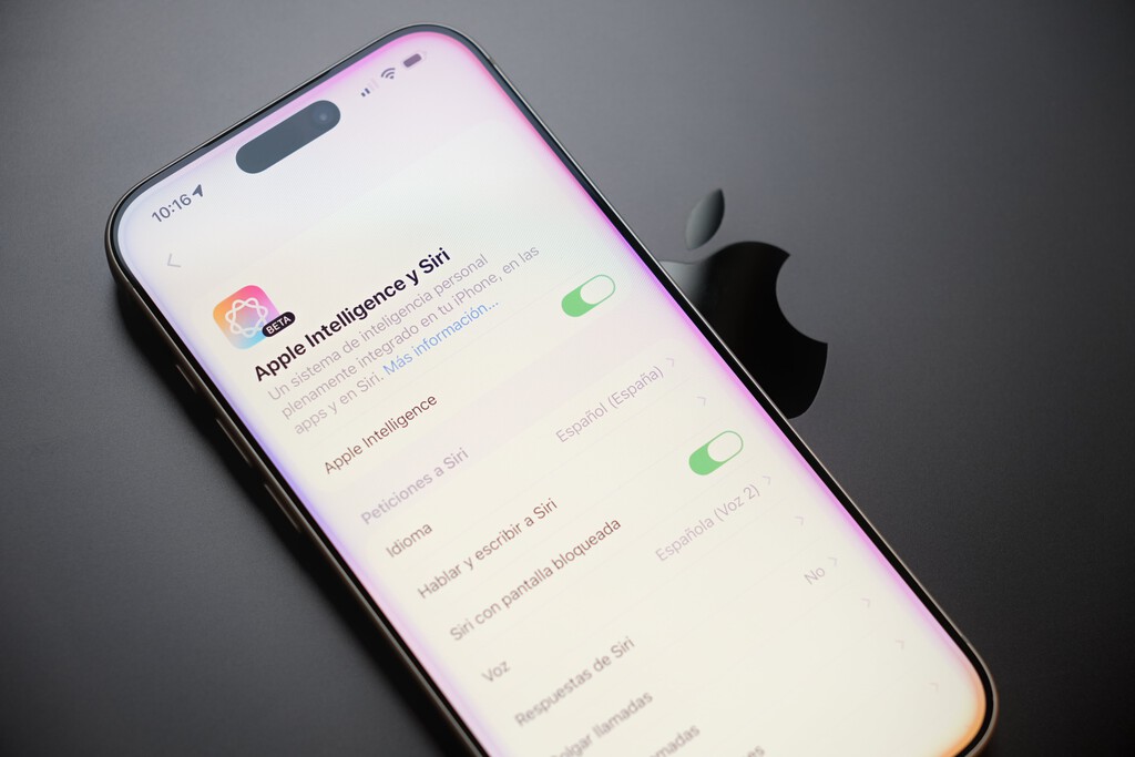 A Siri siempre se le ha hecho bola que le pidamos dos cosas en la misma frase. Apple por fin le va a meter mano a este atasco con iOS 27