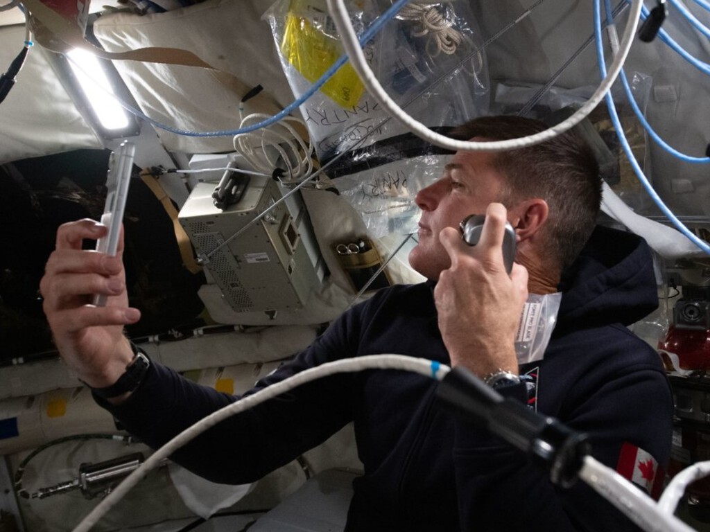 El iPhone 17 Pro Max se ha vuelto a lucir en la luna. Apagaron todas las luces de la nave para conseguir esta espectacular fotografía 