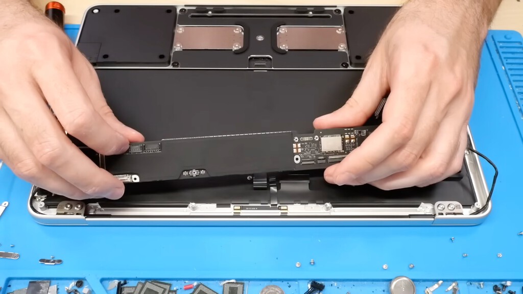 Adiós a la garantía del Mac en el minuto uno. Han arrancado la memoria de un iPhone para soldarla en un MacBook Neo y el invento ha salido bien