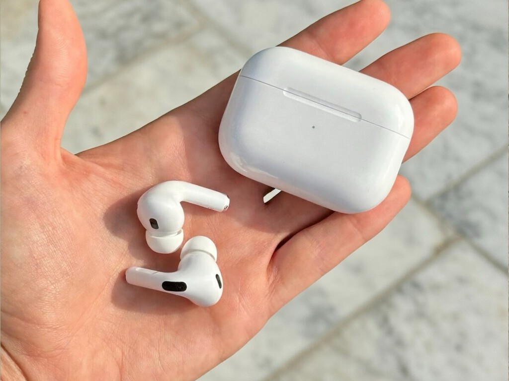 Llevamos décadas intentando esconder los audífonos. Apple se ha cargado el complejo haciendo exactamente lo contrario