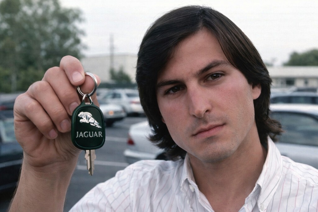 La secretaria de Steve Jobs llegó tarde al trabajo porque su coche no arrancaba, así que él le dio las llaves de un Jaguar nuevo diciéndole: "Toma, nunca más llegues tarde" 