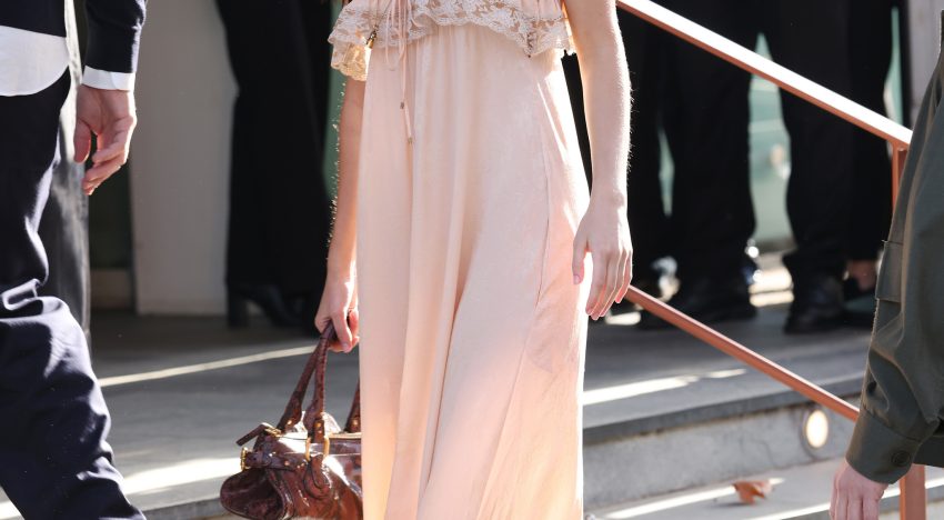 Parecen de lujo, pero son de Zara: 4 vestidos elegantes y muy favorecedores que son perfectos para invitadas de bodas de primavera