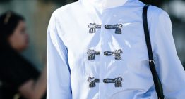 Sócrates sobre la relación entre autoconocimiento y bienestar: «Desciende a las profundidades de ti mismo. La felicidad la hace solamente uno mismo con la buena conducta»