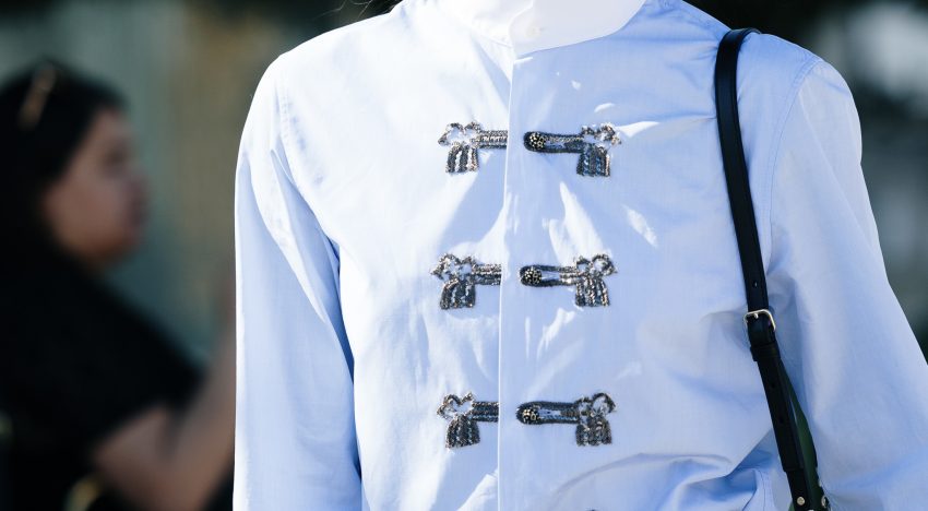 Sócrates sobre la relación entre autoconocimiento y bienestar: «Desciende a las profundidades de ti mismo. La felicidad la hace solamente uno mismo con la buena conducta»