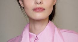 María Nebrera, maquilladora: «Es un gran error restregar la base de maquillaje, aplícala mejor con un pequeño toque, muy rápido, depositando el producto sobre la piel»