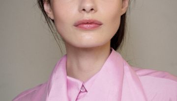 María Nebrera, maquilladora: «Es un gran error restregar la base de maquillaje, aplícala mejor con un pequeño toque, muy rápido, depositando el producto sobre la piel»