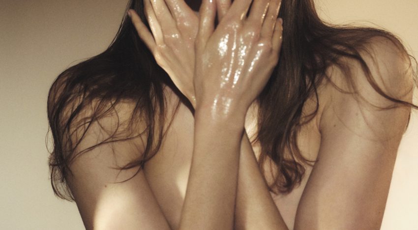 Virtudes Ruiz, médico estético, sobre las principales zonas reto del cuerpo: «Aunque se camufla mejor que la cara, en las manos se hace evidente de inmediato cualquier exceso»