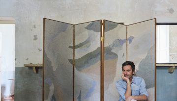 En casa de Lorenzo Bassetti,  un apartamento en pleno centro de Roma con los muebles justos y piezas inspiradas en la segunda mitad del siglo XX