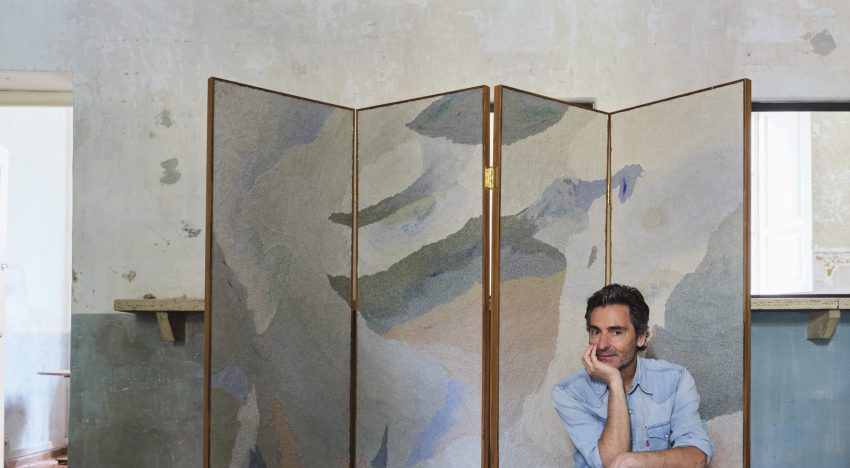 En casa de Lorenzo Bassetti,  un apartamento en pleno centro de Roma con los muebles justos y piezas inspiradas en la segunda mitad del siglo XX