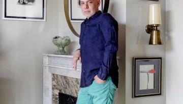 Así es la casa de un interiorista: el hogar de Mikel Irastorza en Barcelona, de inspiración nómada, mucho color y una apuesta por el arte