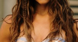 Álex Sestelo, peluquero: «El error más común al cepillar el pelo es empezar a desenredar desde la raíz, arrastra los nudos hacia abajo y genera más tensión de la necesaria»