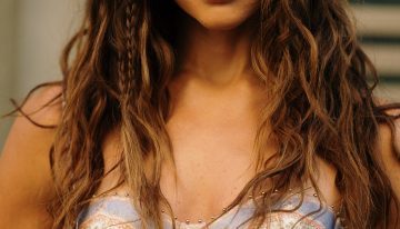 Álex Sestelo, peluquero: «El error más común al cepillar el pelo es empezar a desenredar desde la raíz, arrastra los nudos hacia abajo y genera más tensión de la necesaria»