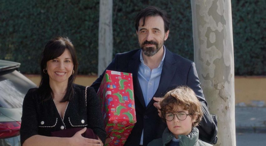 Borja Cobeaga, guionista de 'Altas capacidades': «Hemos pasado del padre pasota al helicóptero: que se preocupa demasiado, está muy tenso todo el rato y proyecta sus miedos»