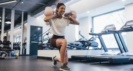 Rubén Río, entrenador personal: «Si realizas la zancada con el torso recto, trabajará más el muslo. Si inclinas el tronco hacia delante, activará más glúteo e isquios»