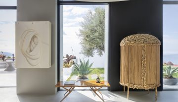 La coleccionista Céline Marcato nos abre las puertas de Villa Imagine, en la Riviera francesa: «Hicimos muchas ventanas, quería una casa en medio del mar, que diese la impresión de estar en un barco»