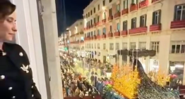 Isabel Díaz Ayuso tiene la chaqueta tendencia de la temporada con la que vive la Semana Santa andaluza (y hemos encontrado una igual en Stradivarius)