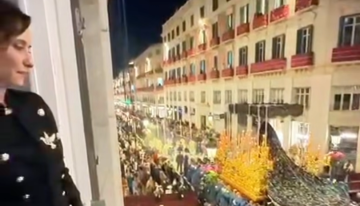 Isabel Díaz Ayuso tiene la chaqueta tendencia de la temporada con la que vive la Semana Santa andaluza (y hemos encontrado una igual en Stradivarius)