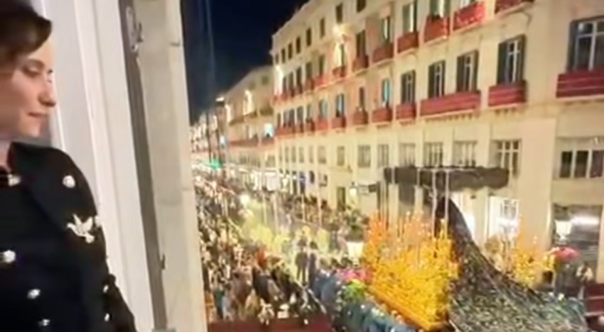 Isabel Díaz Ayuso tiene la chaqueta tendencia de la temporada con la que vive la Semana Santa andaluza (y hemos encontrado una igual en Stradivarius)