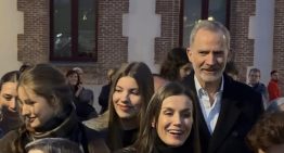Los reyes FelipeVI y Letizia asisten por sorpresa acompañados por sus hijas, la princesa Leonor y la infanta Sofía, a la procesión del Silencio en el barrio de Carabanchel