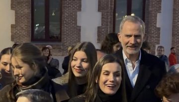 Los reyes FelipeVI y Letizia asisten por sorpresa acompañados por sus hijas, la princesa Leonor y la infanta Sofía, a la procesión del Silencio en el barrio de Carabanchel