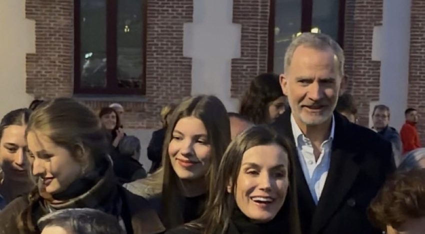 Los reyes FelipeVI y Letizia asisten por sorpresa acompañados por sus hijas, la princesa Leonor y la infanta Sofía, a la procesión del Silencio en el barrio de Carabanchel