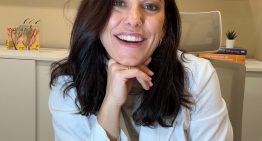 Claudia Bernárdez, dermatóloga: «En primavera se debe lavar el pelo frecuentemente alternando champús y masajeando el cuero cabelludo a fondo para eliminar el polen y aumentar el volumen»