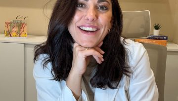 Claudia Bernárdez, dermatóloga: «En primavera se debe lavar el pelo frecuentemente alternando champús y masajeando el cuero cabelludo a fondo para eliminar el polen y aumentar el volumen»