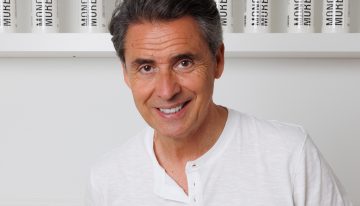 Moncho Moreno, peluquero: «A partir de los 60, los cortes de pelo largo pueden endurecer las facciones y funcionan mejor las medias melenas con capas suaves que den volumen»