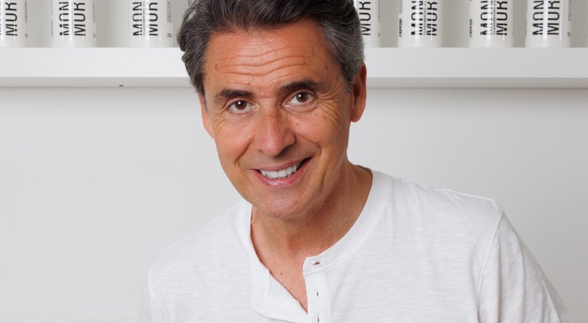 Moncho Moreno, peluquero: «A partir de los 60, los cortes de pelo largo pueden endurecer las facciones y funcionan mejor las medias melenas con capas suaves que den volumen»