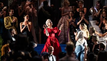 Meryl Streep ha conseguido cambiar el concepto de cómo vestir bien a los 65 (y +) con 3 claves, colores intensos, estampados llamativos y ciertos accesorios clásicos exquisitos